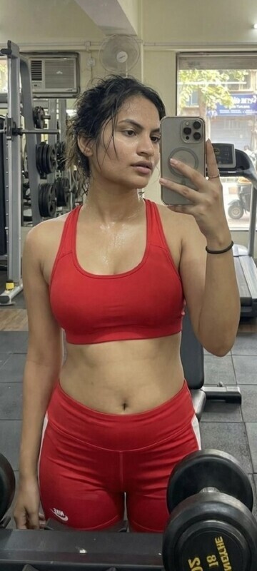 Girl in fitness center shows pussy in selfies 1