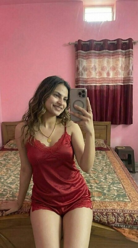 Girl in fitness center shows pussy in selfies 3
