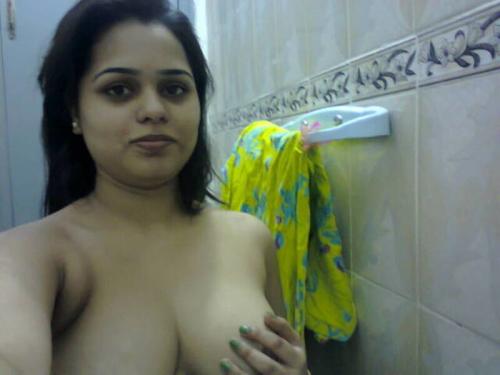 Girlfriend from New Delhi showing firm boobs 6