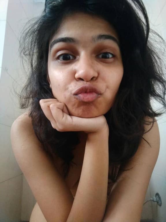 Gorgeous housewife sexy Desi nude photos 12