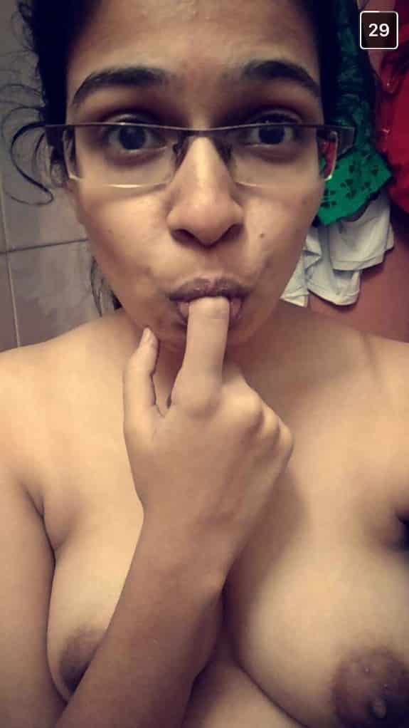 Gorgeous housewife sexy Desi nude photos 2