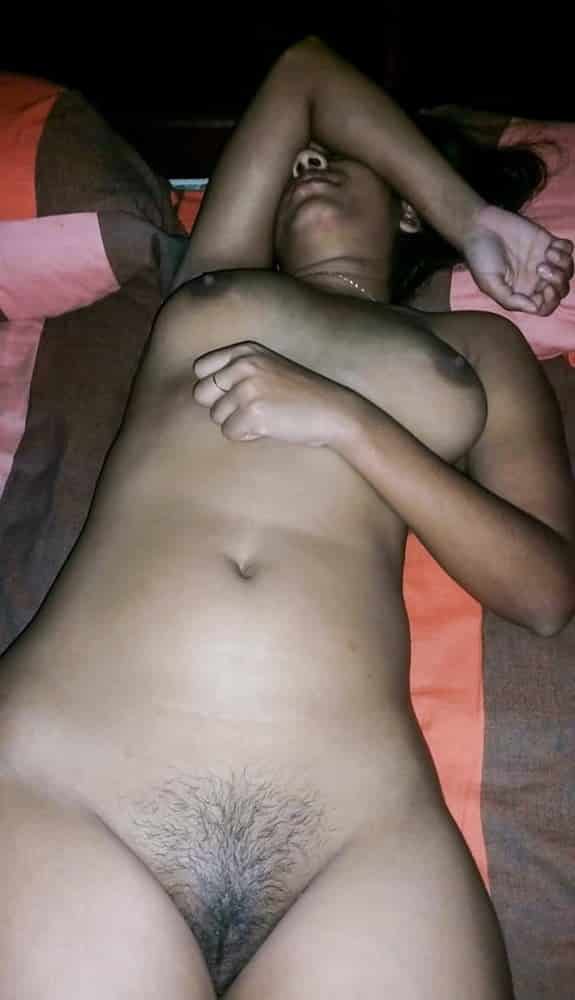 Gorgeous housewife sexy Desi nude photos 9