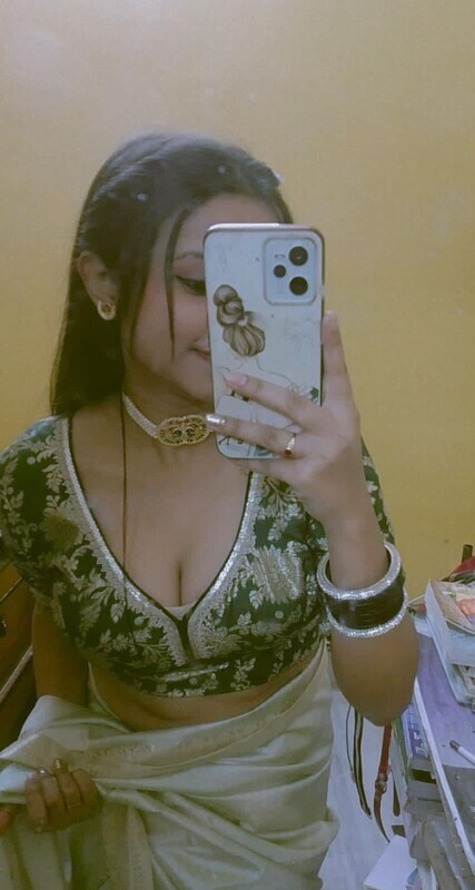 Gorgeous young bhabhi hot topless unseen photos 2