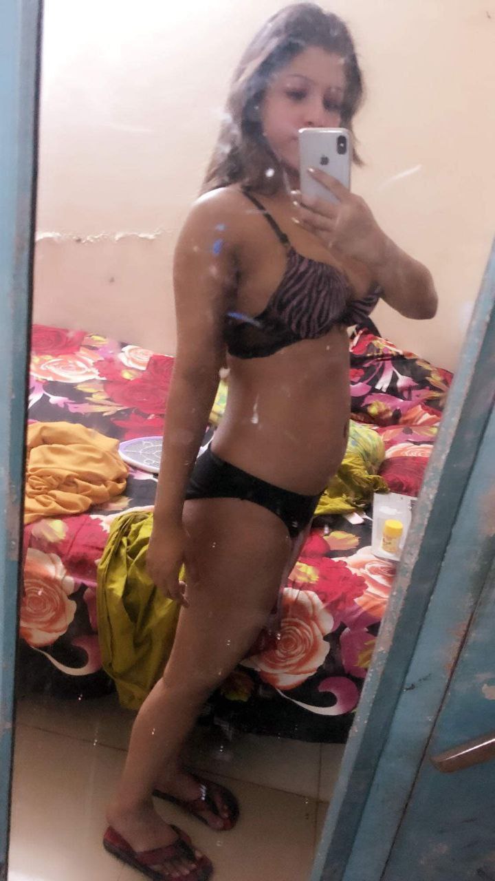 High class Desi girl mirror naked photos released 2