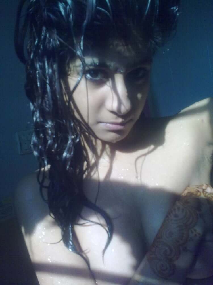 High-class sexy looking Desi teen naked pics 7