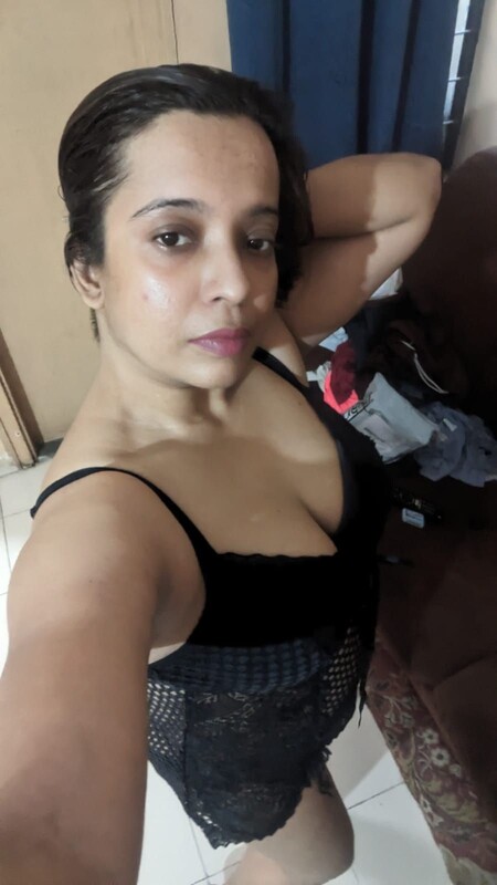 High quality nude photos of busty Indian wife 2