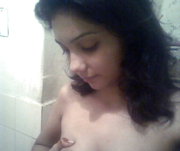 Horny Desi girl nude pics 1