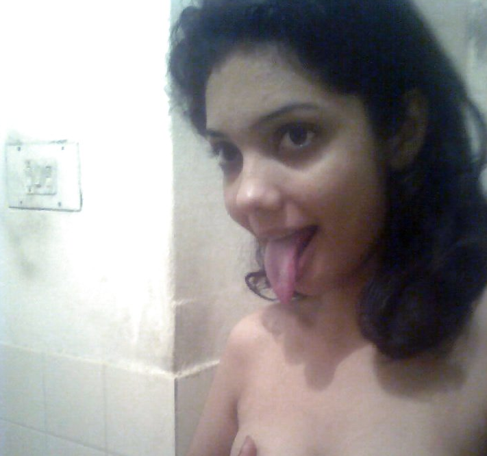 Horny Desi girl nude pics 4