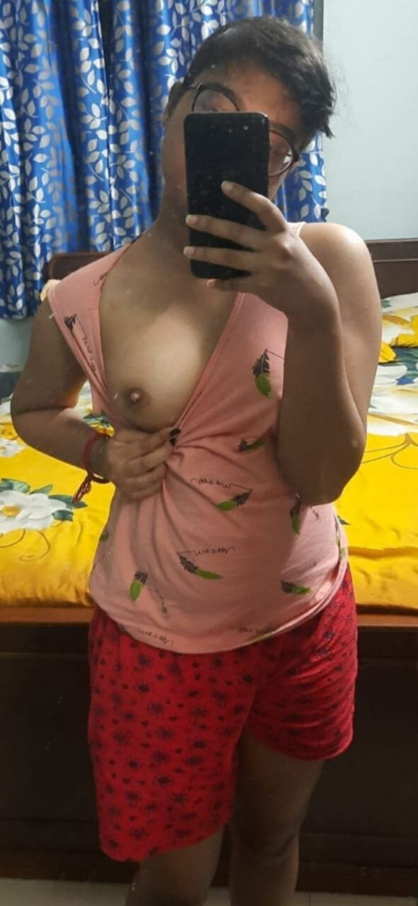 Horny Indian girlfriend self shot naked posing 8