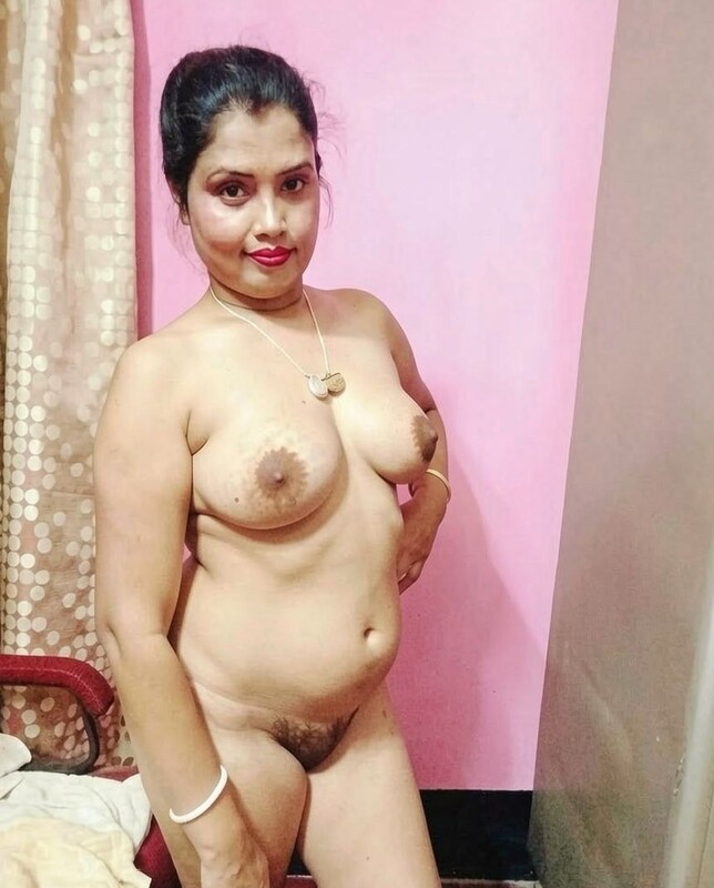Horny Indian MILF nude hairy pussy showing for sex 4