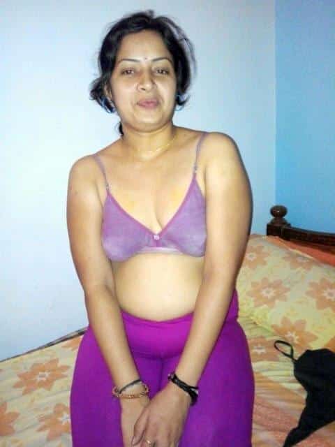 Hot and sexy Desi Bhabhi naked pics 1