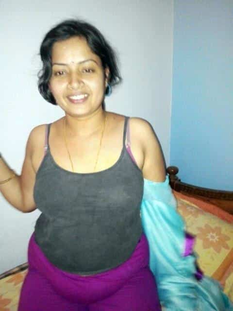 Hot and sexy Desi Bhabhi naked pics 2