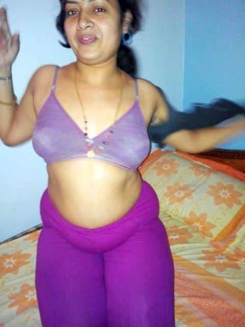 Hot and sexy Desi Bhabhi naked pics 3