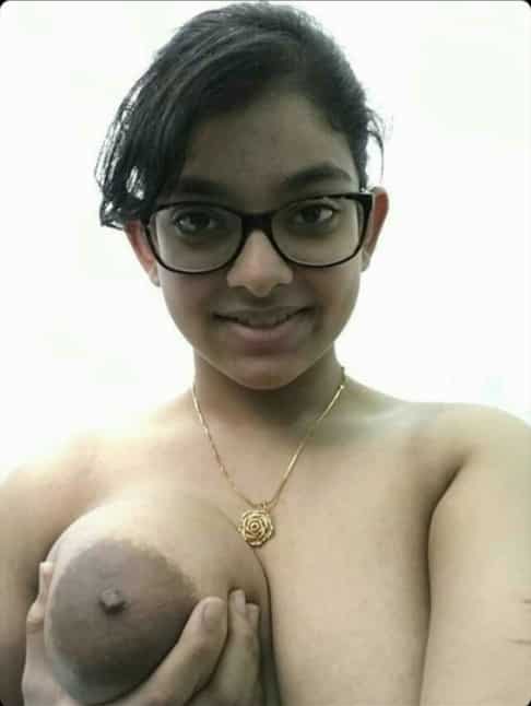 Hot Desi beauty showing her nude body 1