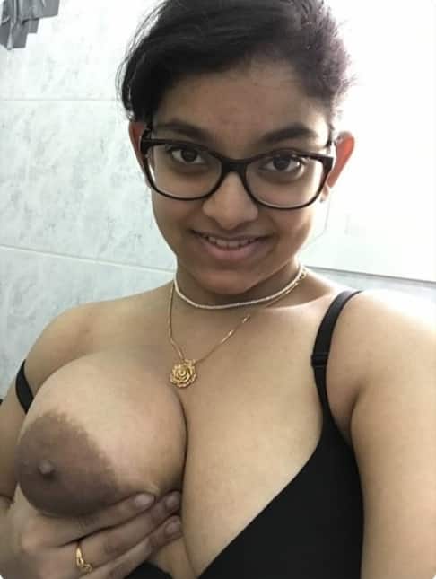Hot Desi beauty showing her nude body 6