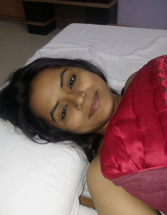 Hot Indian beauty exposing her naked figure 6
