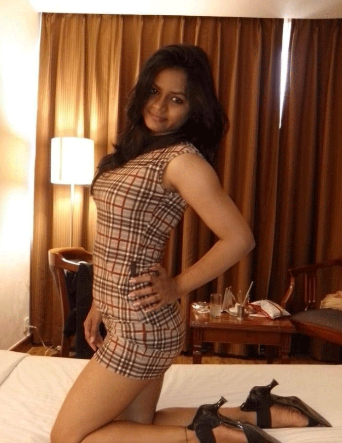 Hot Indian beauty exposing her naked figure 8