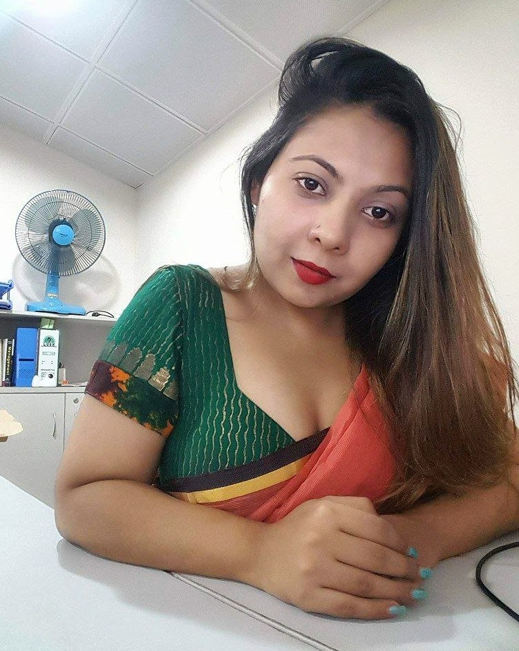 Hot Indian Bhabhi Boob Show in Transparent Blouse 1