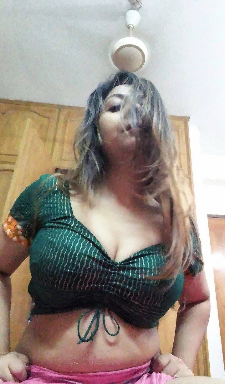 Hot Indian Bhabhi Boob Show in Transparent Blouse 4