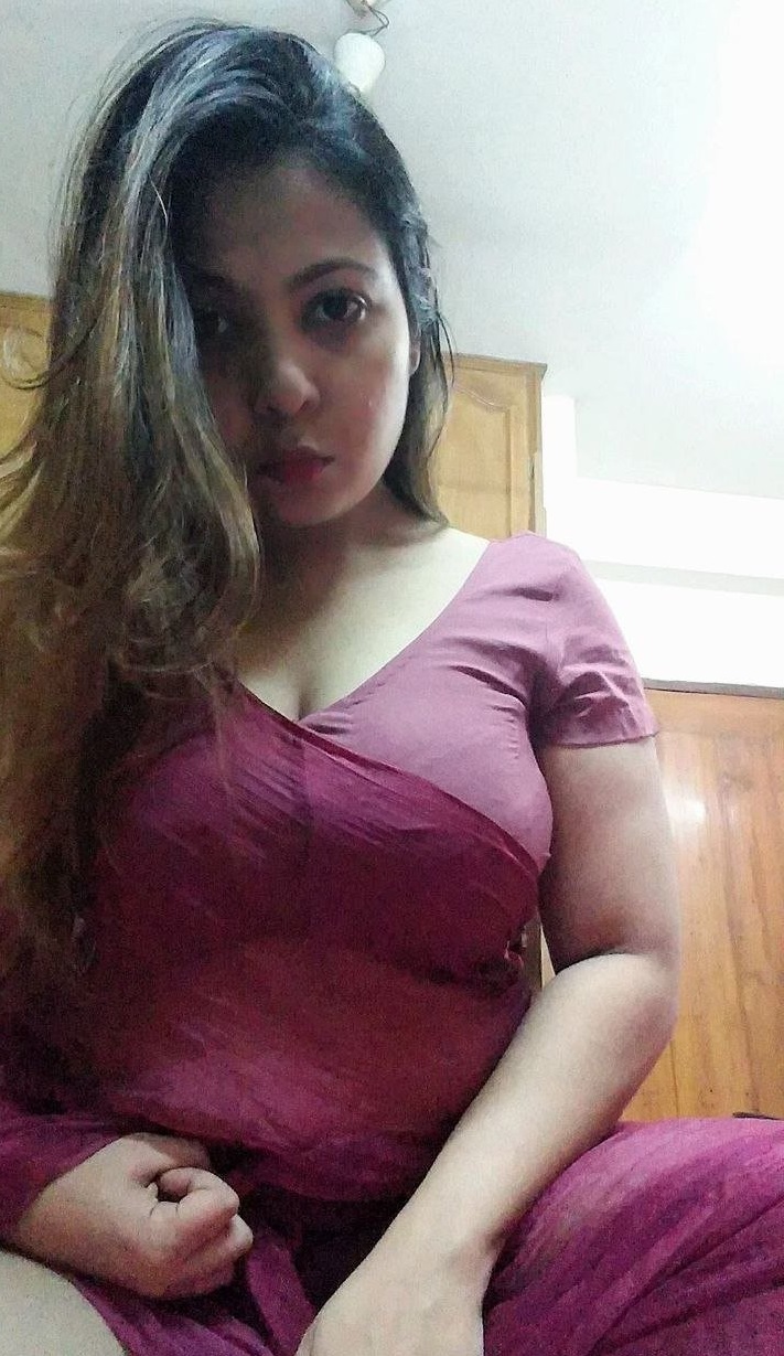Hot Indian Bhabhi Boob Show in Transparent Blouse 5