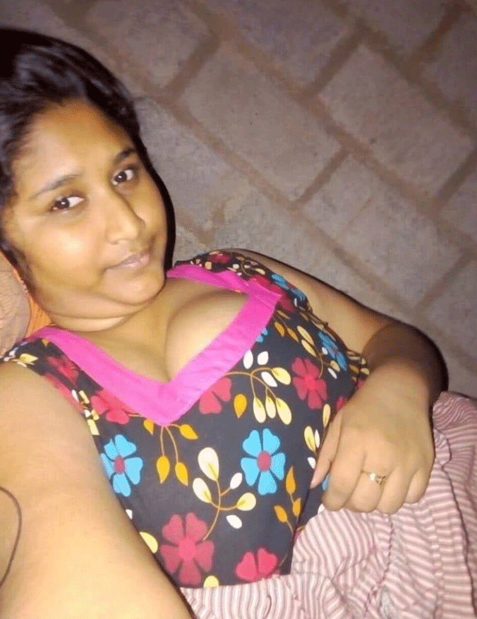 Hot Indian housewife big boobs selfie photos 1