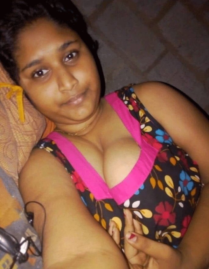 Hot Indian housewife big boobs selfie photos 10
