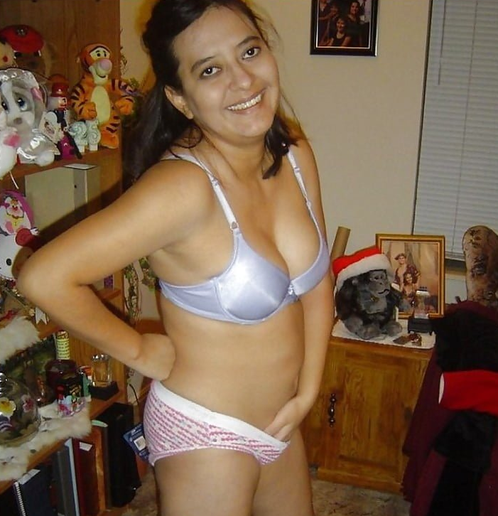 Hot Indian MILF Bhabhi porn pics leaked on the net 7