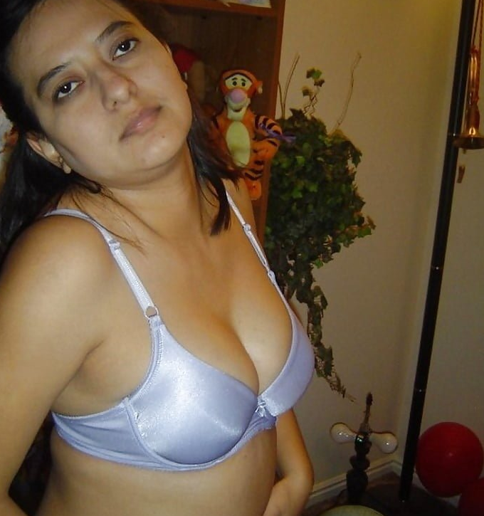 Hot Indian MILF Bhabhi porn pics leaked on the net 9