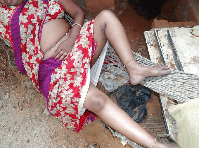 Hot Indian wife nude photo shoot in an under-construction site 3