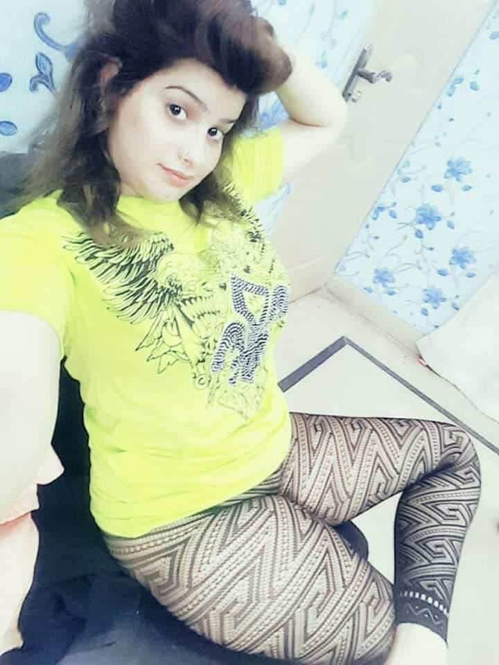 Hot sexy Pakistani beauty exposing her private parts 1