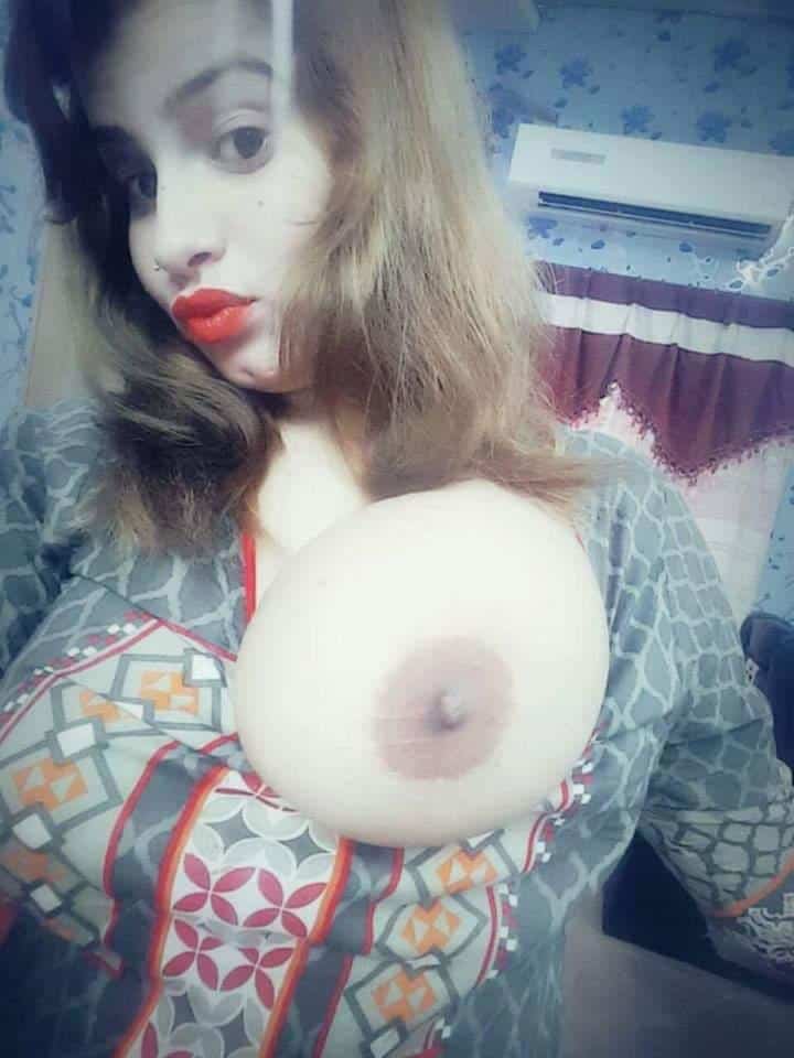 Hot sexy Pakistani beauty exposing her private parts 6