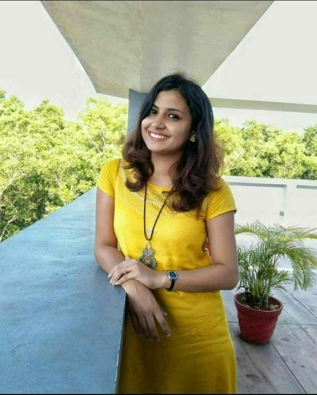 Hottest Indian office girl topless photo for teammate 1
