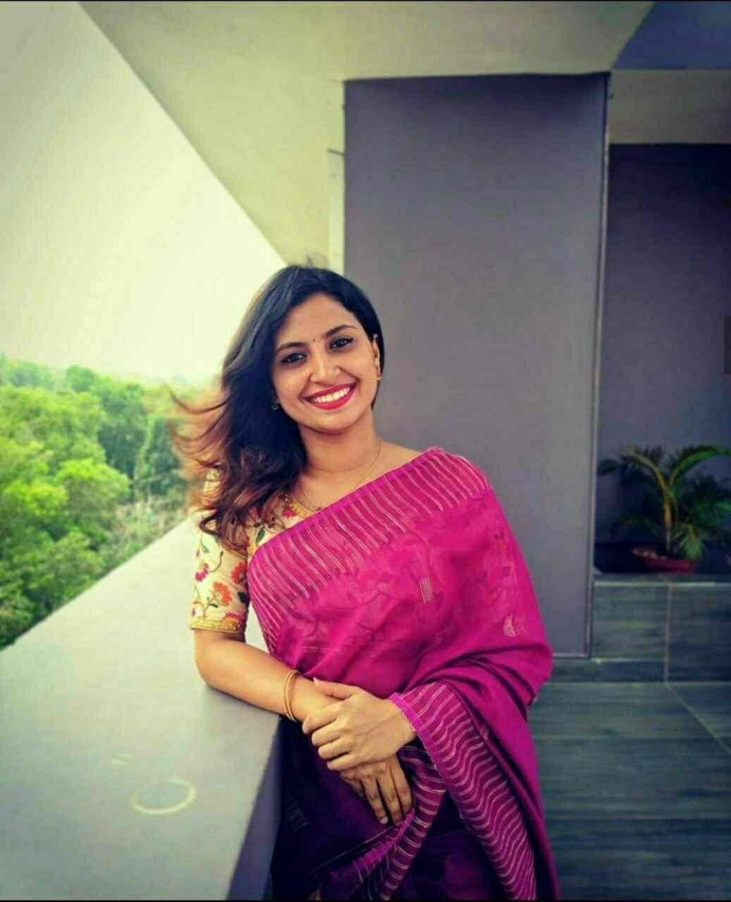 Hottest Indian office girl topless photo for teammate 2