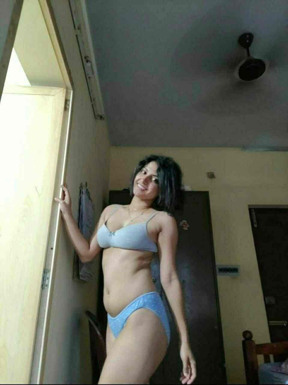 Hottest Indian office girl topless photo for teammate 5