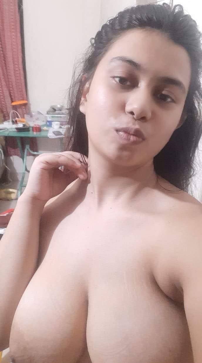 Huge boobs unmarried girl naked posing photos 4