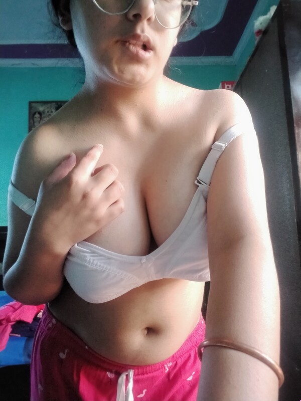 Huge white boobs Bengali girl nude pics and videos 4