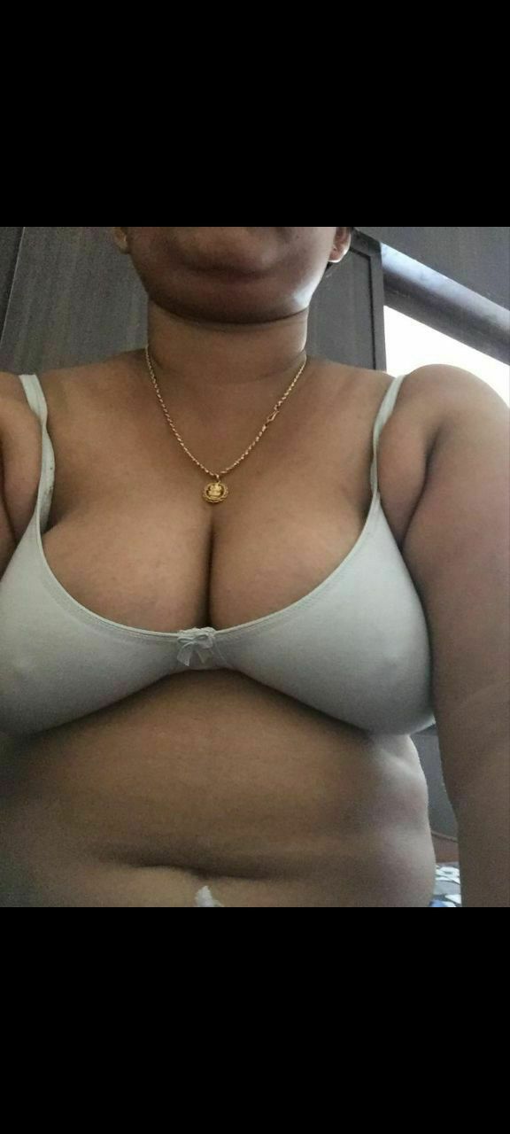 Hyderabad Telugu wife showing big boobs photos 4