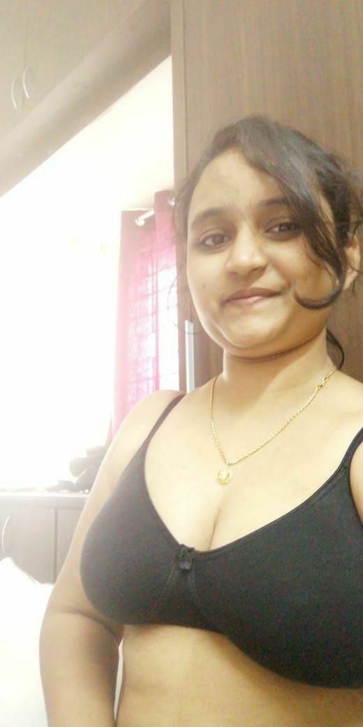 Hyderabad Telugu wife showing big boobs photos 6