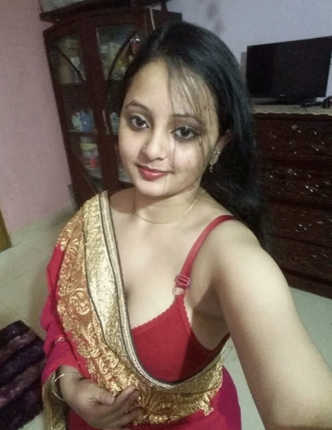 Indian Bhabhi exposing big boobs on selfie cam 2