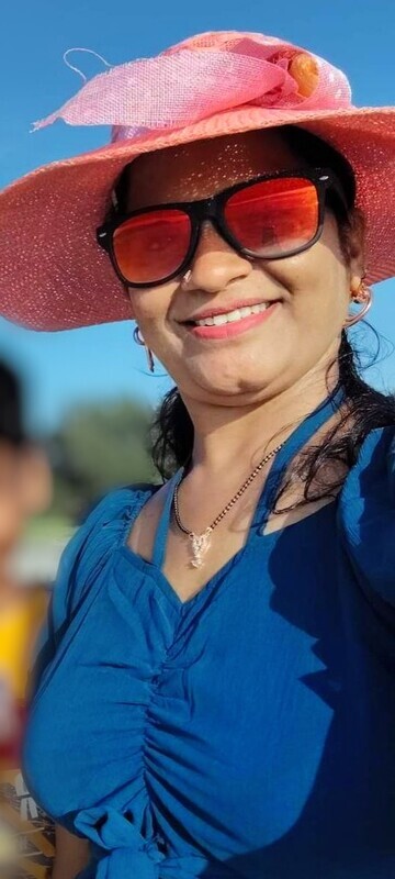 Indian bhabhi on vacation sexy and topless photos 2