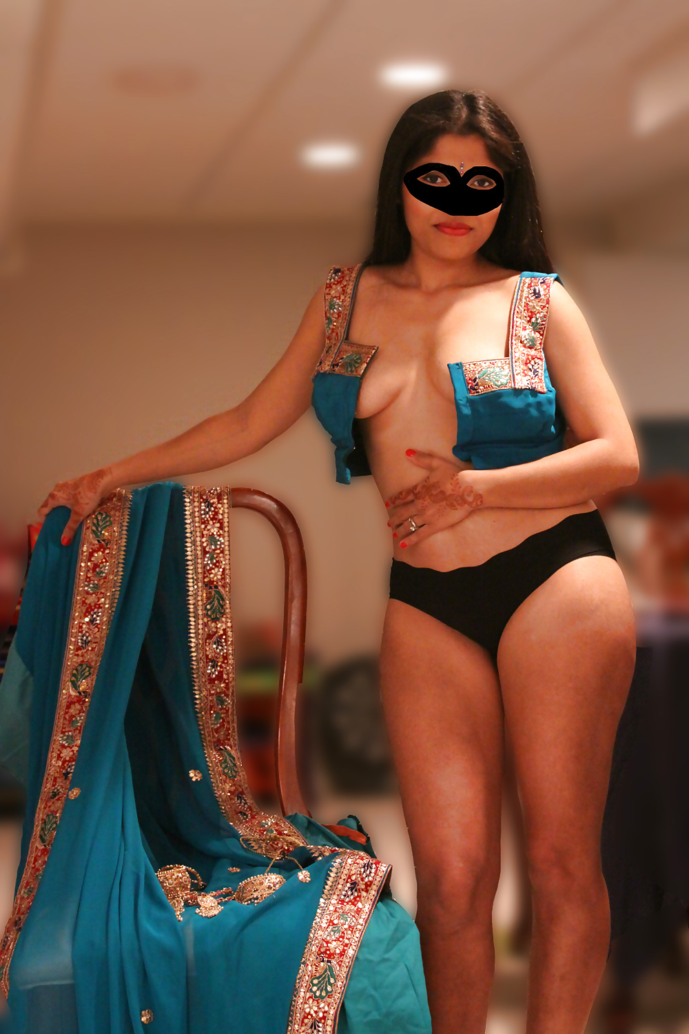 Indian Bhabhi saree striptease pics 5