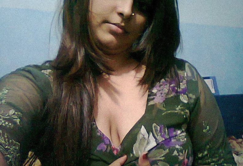 Indian booby girl exposing her big boobs topless photos 6