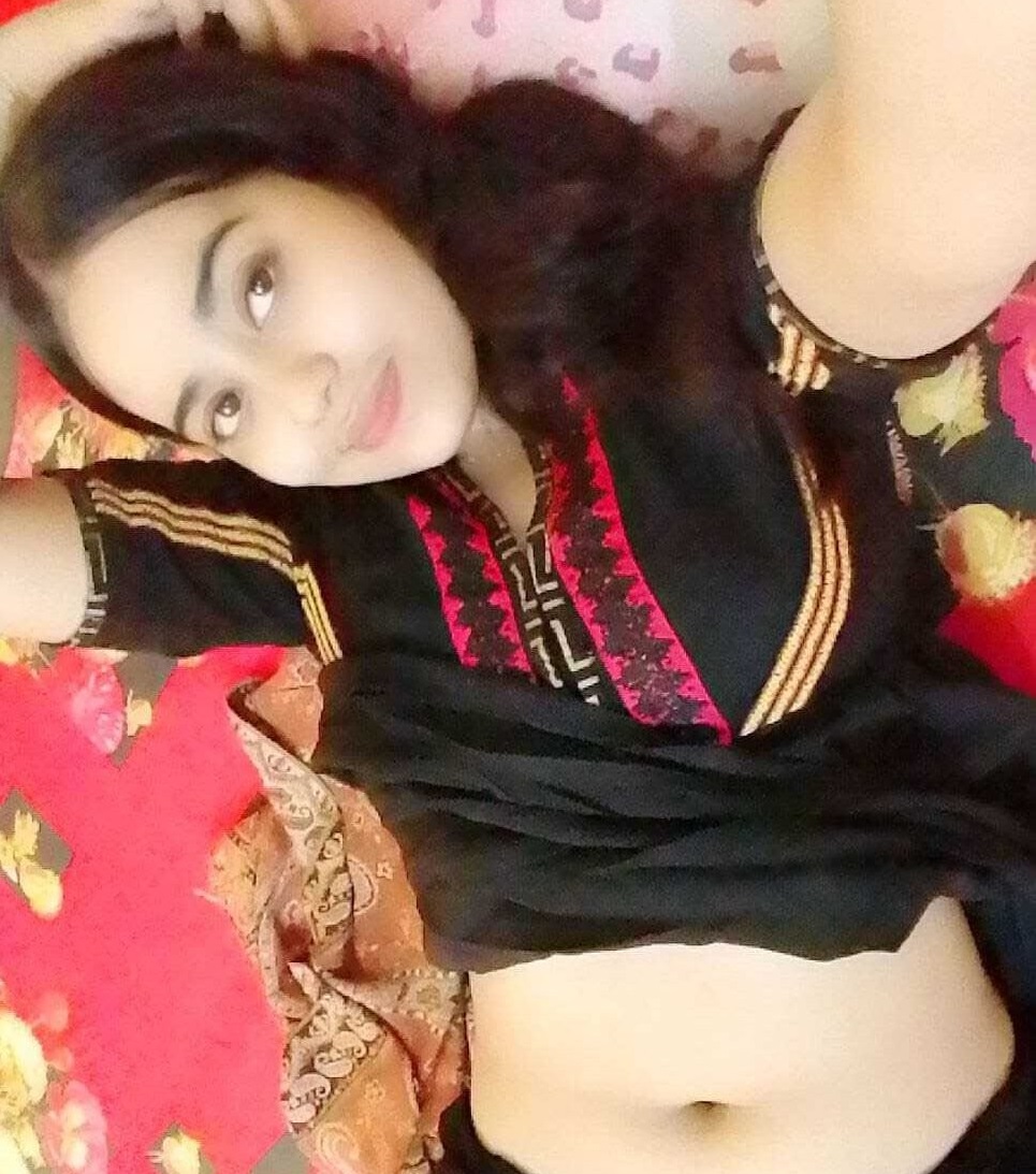 Indian college girl showing naked boobs pics 2