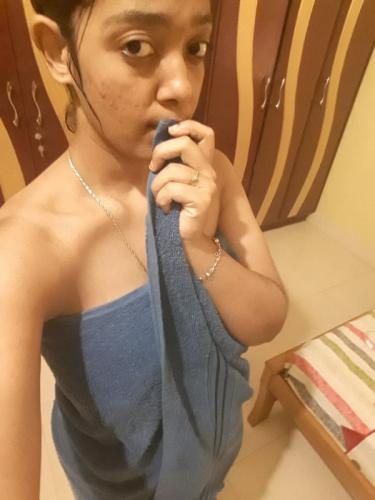 Indian cute girlfriend topless photos release 3