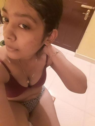 Indian cute girlfriend topless photos release 8