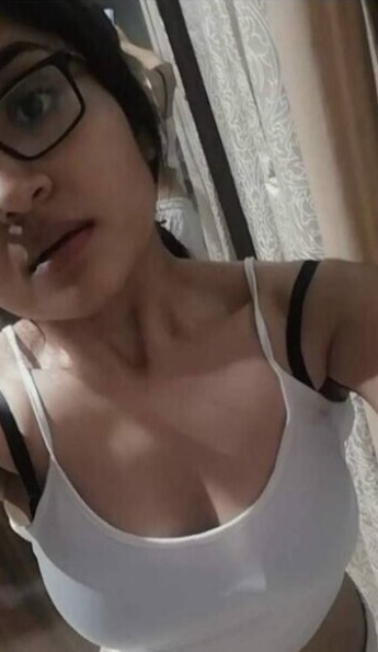 Indian girl boobs selfie pictures shared with boyfriend 1