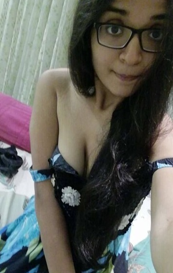 Indian girl boobs selfie pictures shared with boyfriend 2