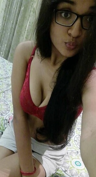 Indian girl boobs selfie pictures shared with boyfriend 3