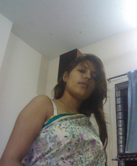Indian girl exposing her body curves to her boyfriend 1
