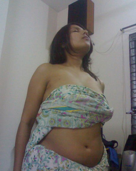 Indian girl exposing her body curves to her boyfriend 2